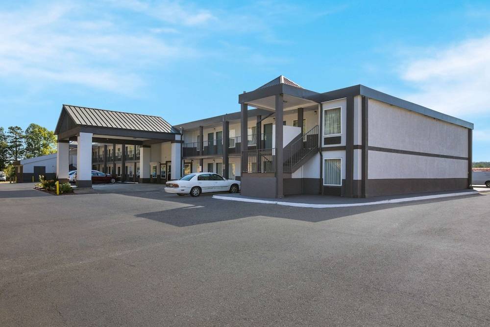 Econo Lodge Commerce - featured photo