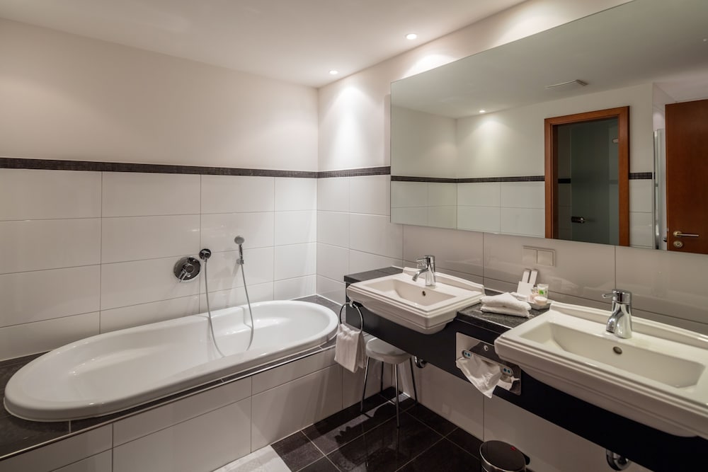 Deep soaking bathtub