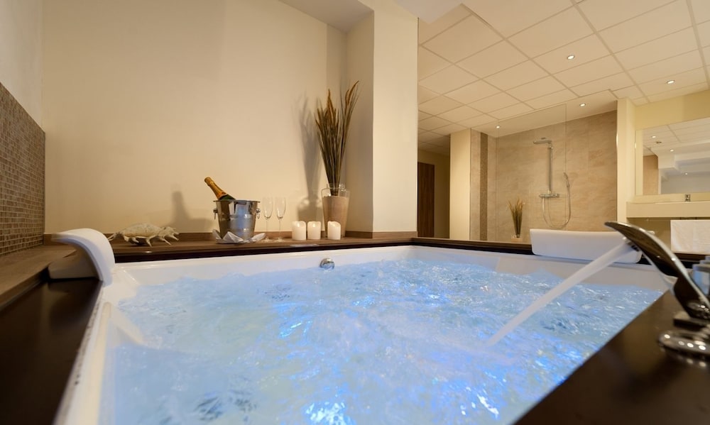Private spa tub