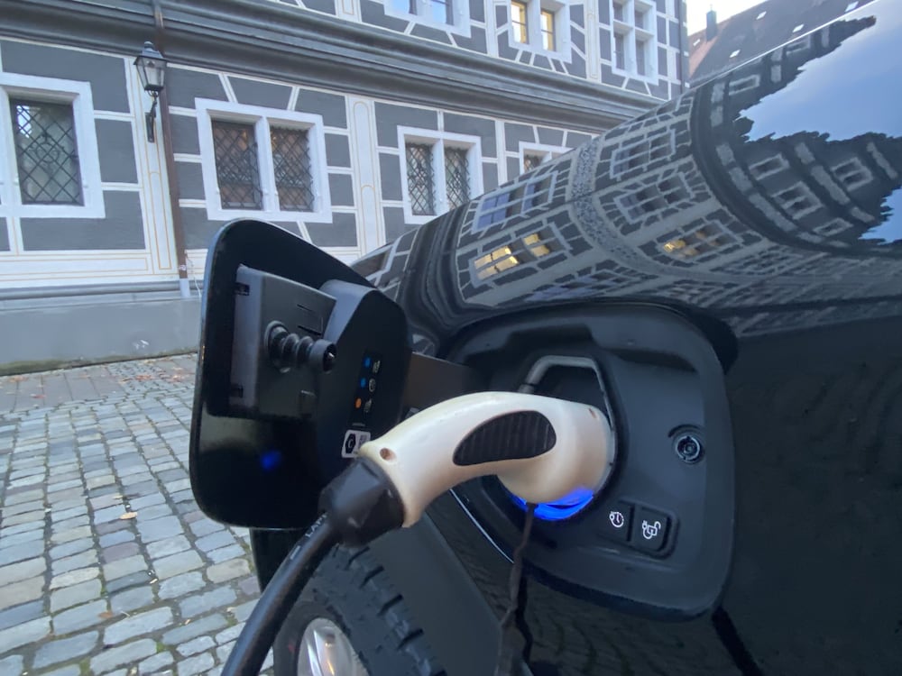 Electric vehicle charging station