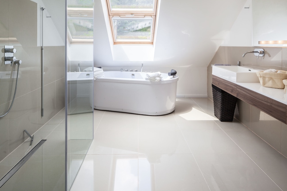 Jetted tub