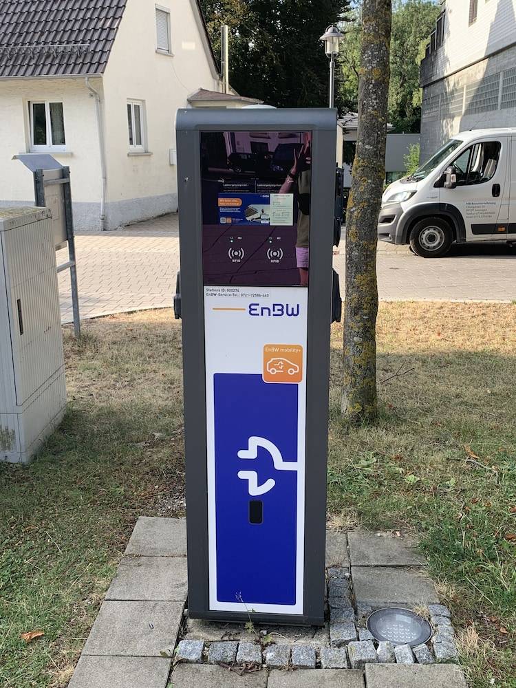 Electric vehicle charging station