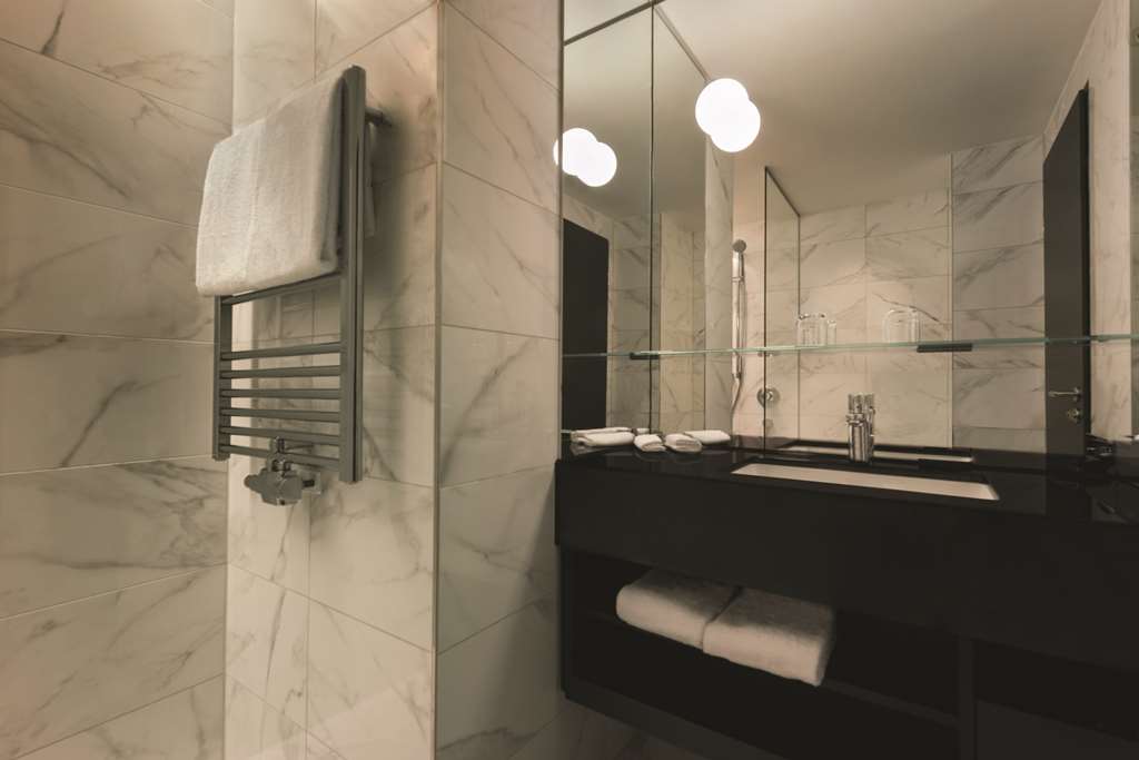 adina apartment hotel frankfurt studio bathroom