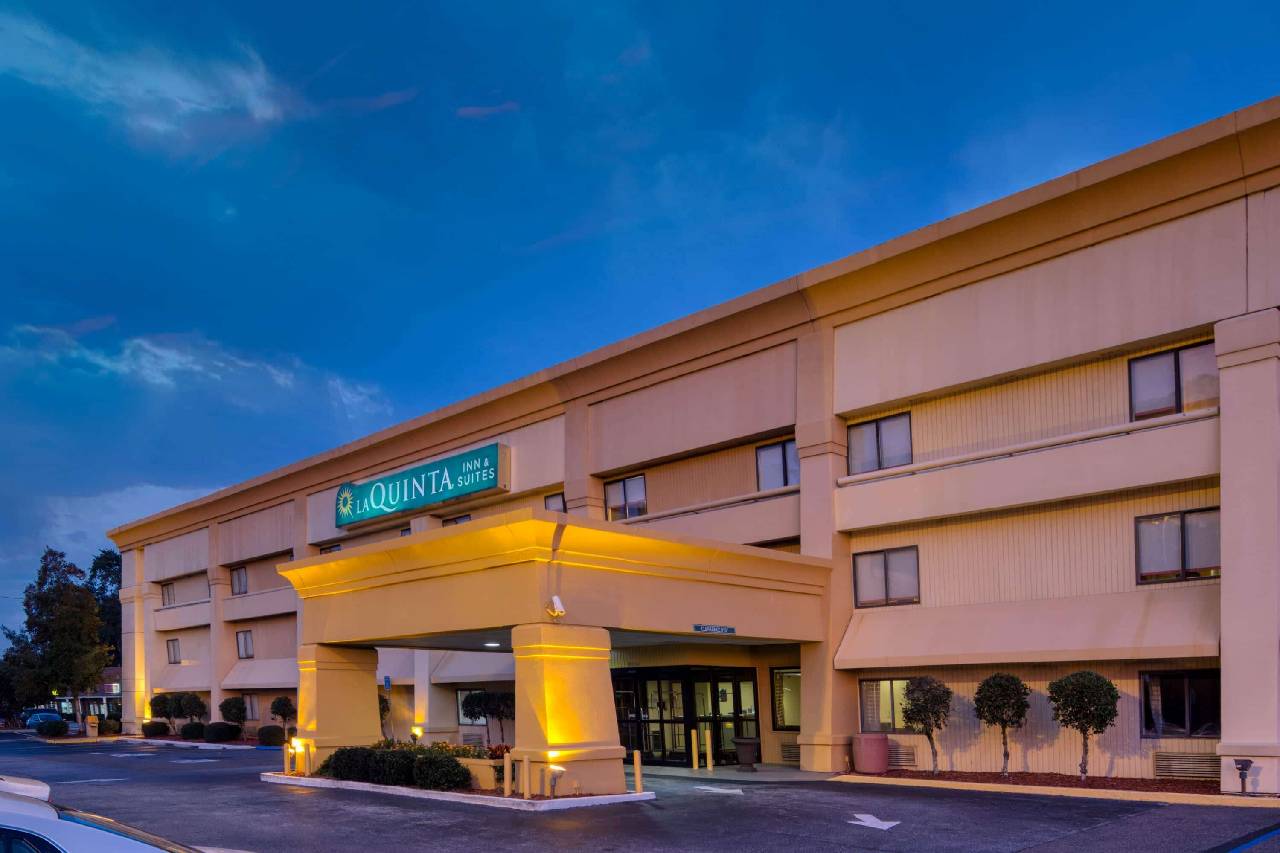 La Quinta Inn & Suites by Wyndham Savannah Southside - photo 3
