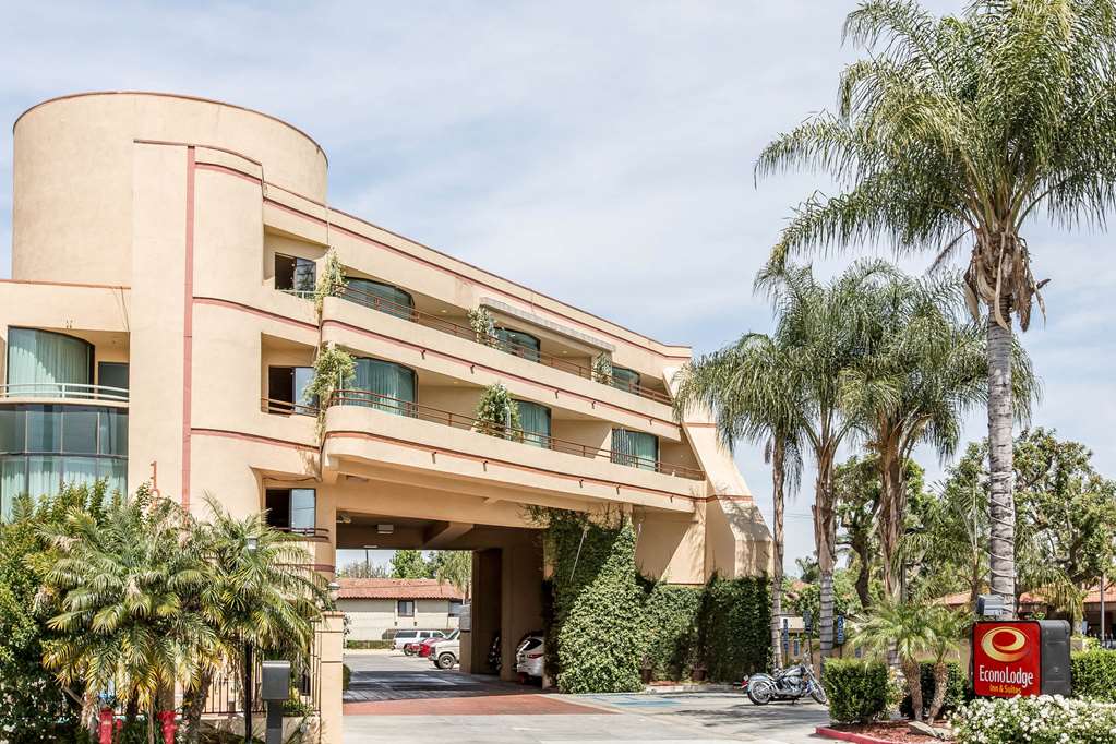 Econo Lodge Inn & Suites Riverside Corona - photo 2
