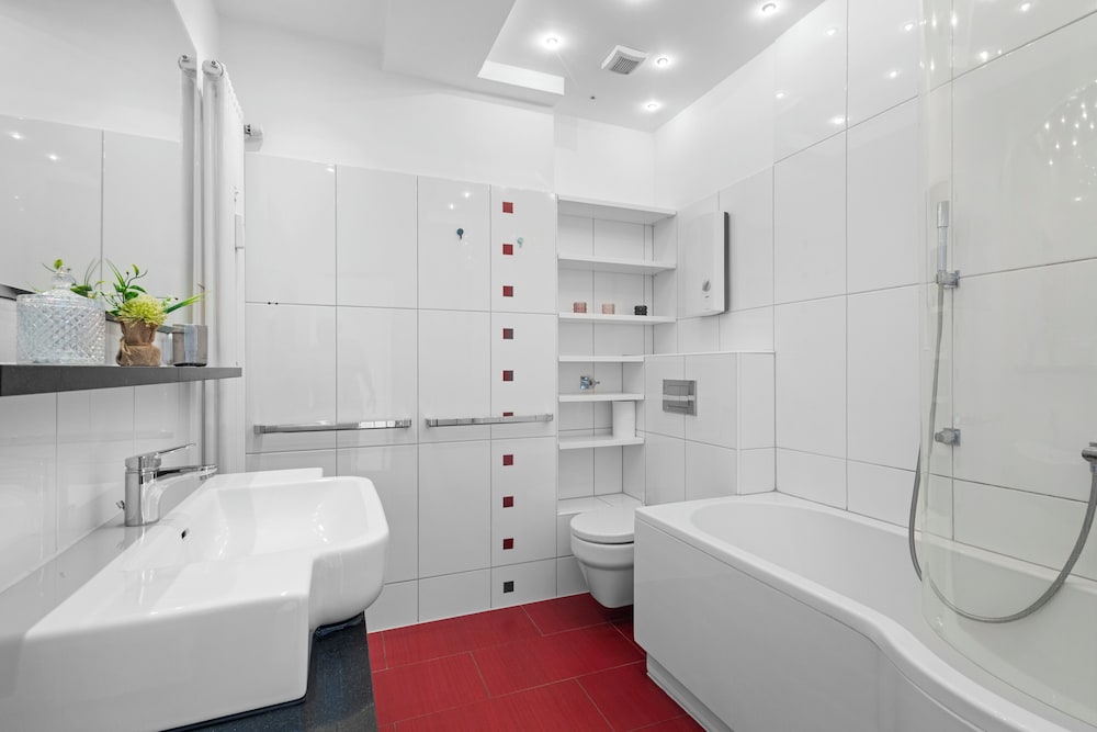 Deep soaking bathtub