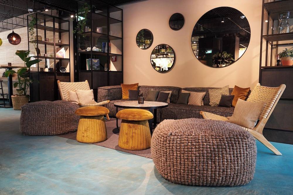 Lobby lounge