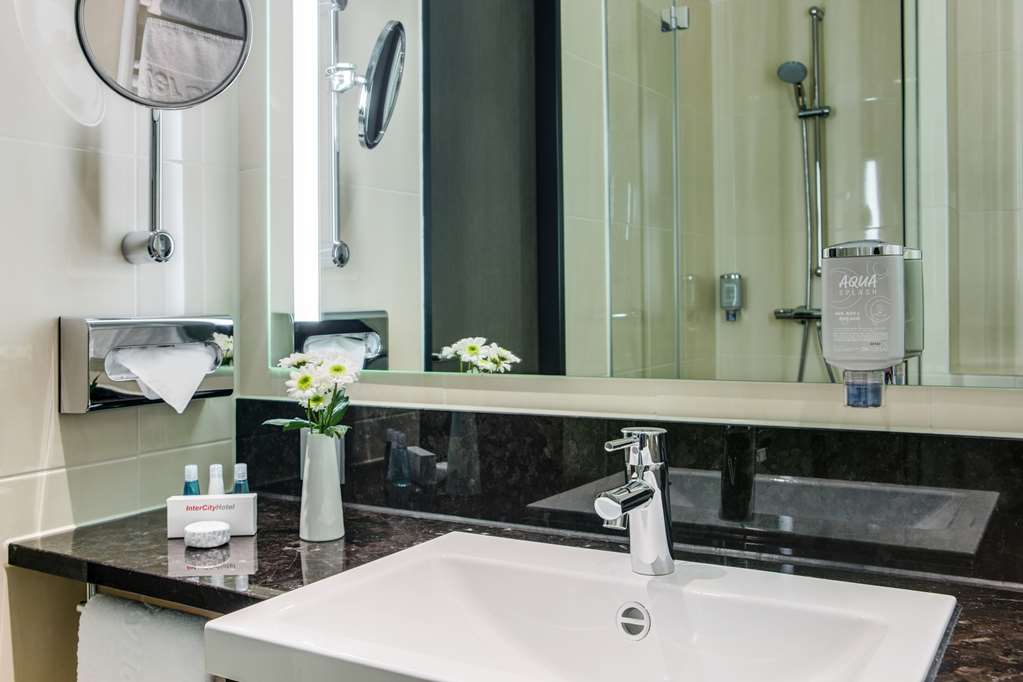 IntercityHotel Hamburg Dammtor-Messe, Germany - Bathroom