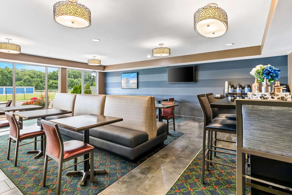 Best Western Legacy Inn & Suites Beloit South Beloit - photo 4