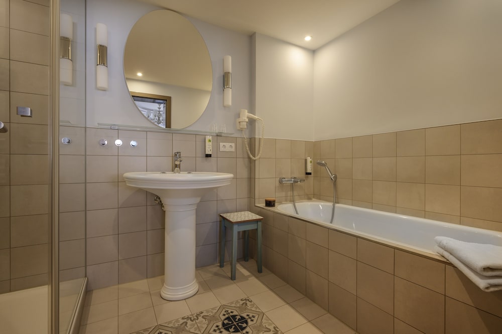 Deep soaking bathtub