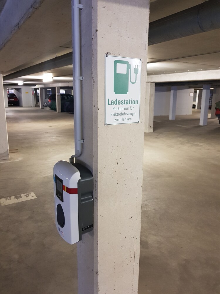 Electric vehicle charging station