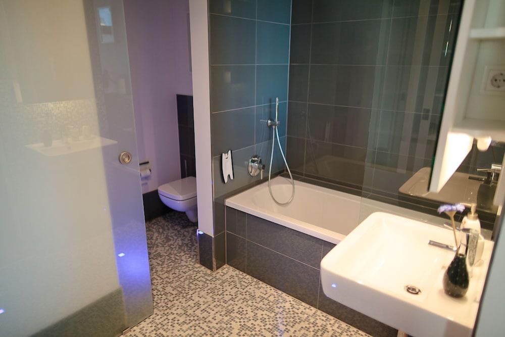 Deep soaking bathtub
