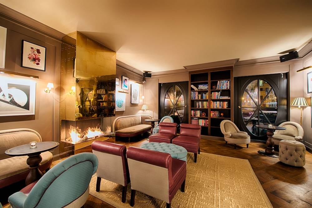 Lobby lounge