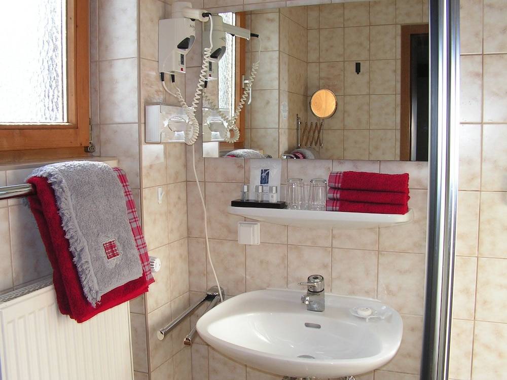Bathroom sink