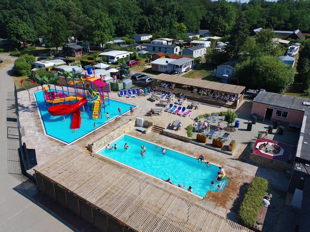 Exercise/lap pool