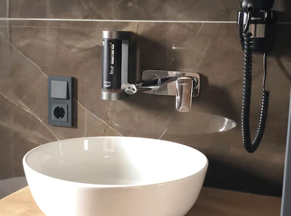 Bathroom sink