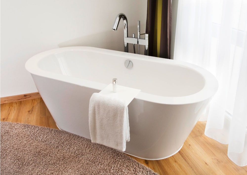 Deep soaking bathtub