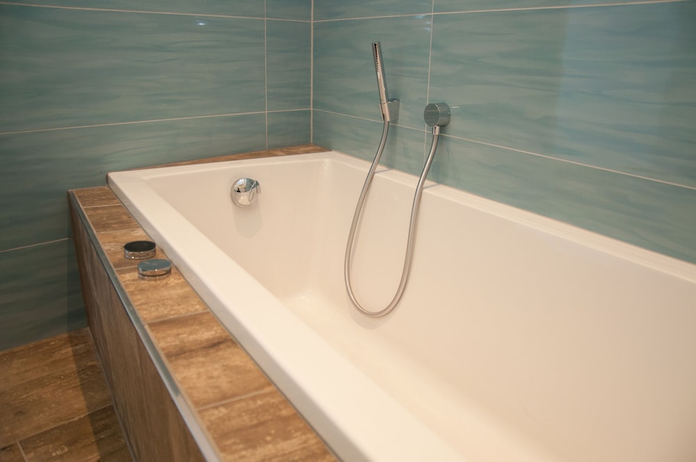 Deep soaking bathtub