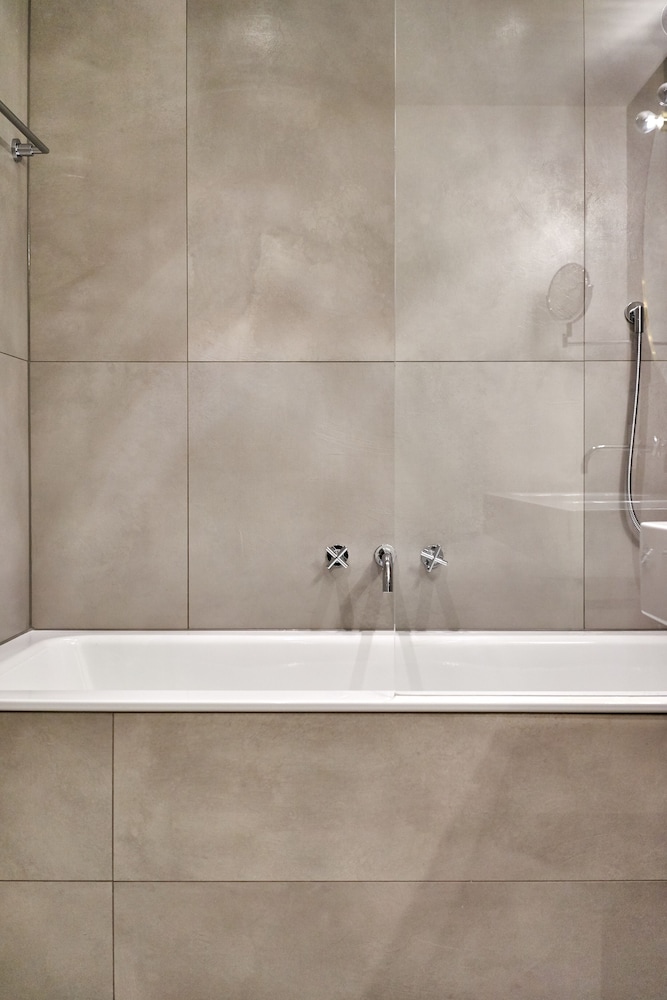 Deep soaking bathtub