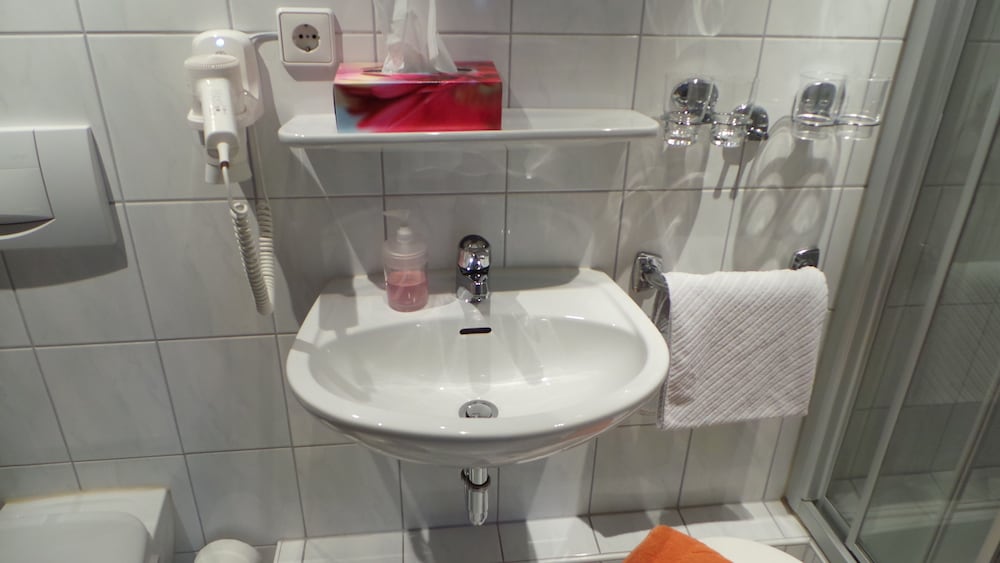 Bathroom sink