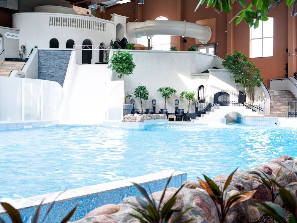 Indoor/outdoor pool