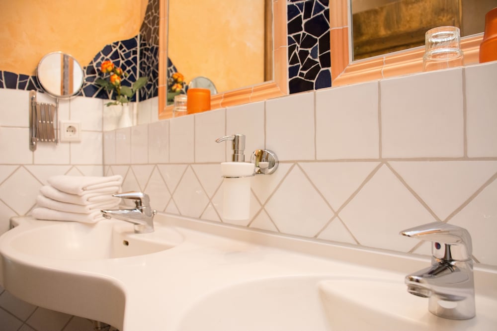 Bathroom sink