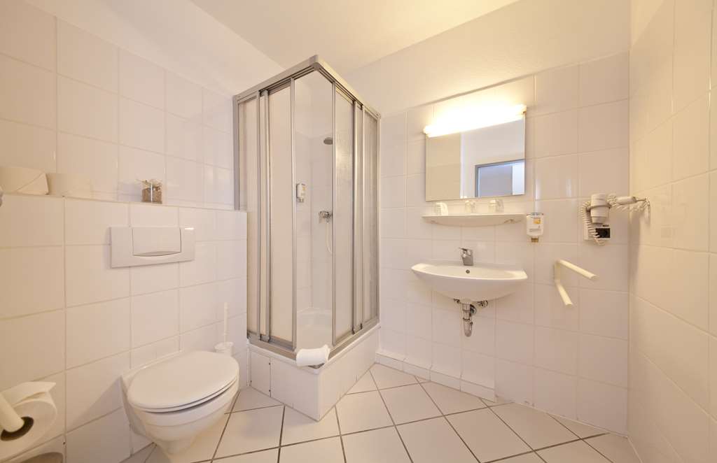 Family Room Bath_Novum Hotel Hagemann Hamburg