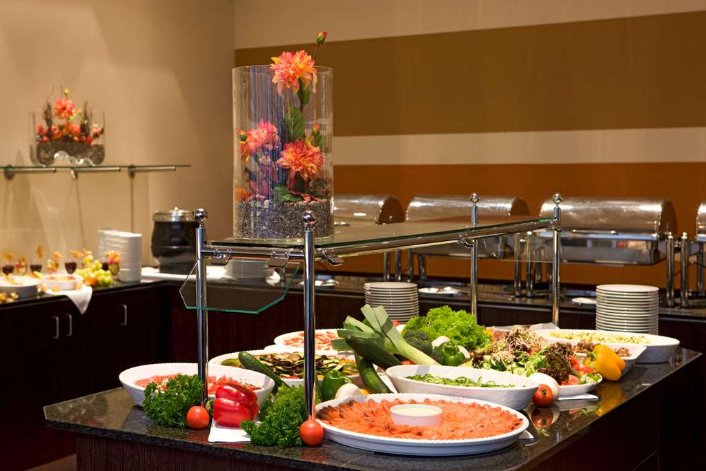 IntercityHotel Hamburg-Hauptbahnhof, Germany - Buffet