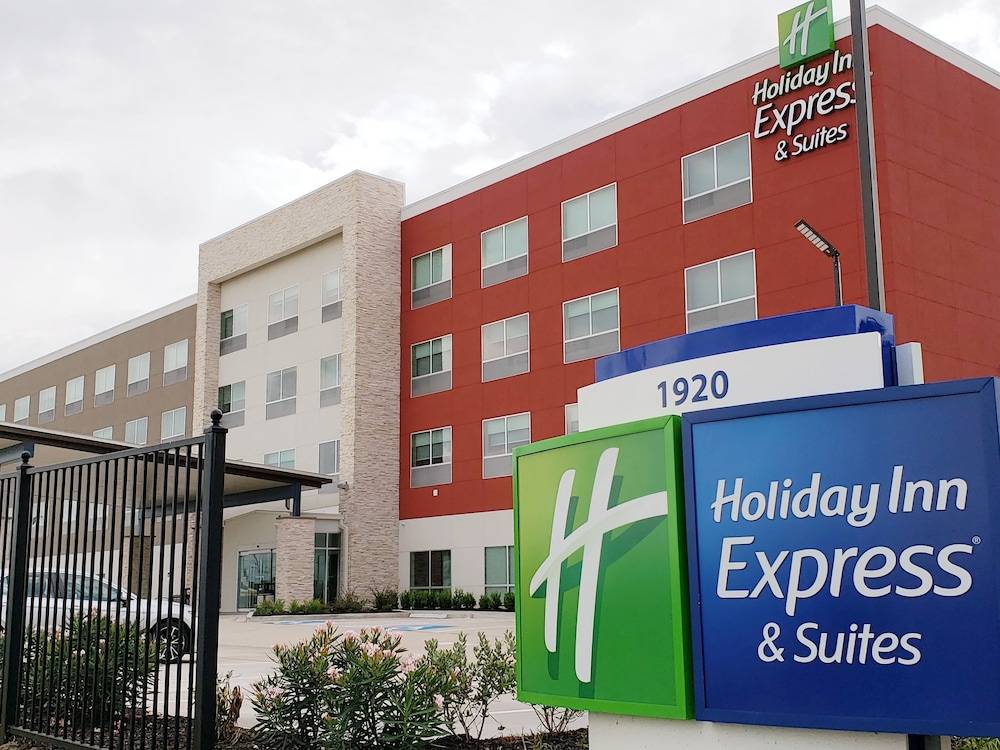 Holiday Inn Express & Suites Houston IAH Beltway 8 by IHG
