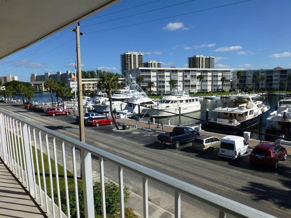 Camelot Waterfront Inn - photo 3