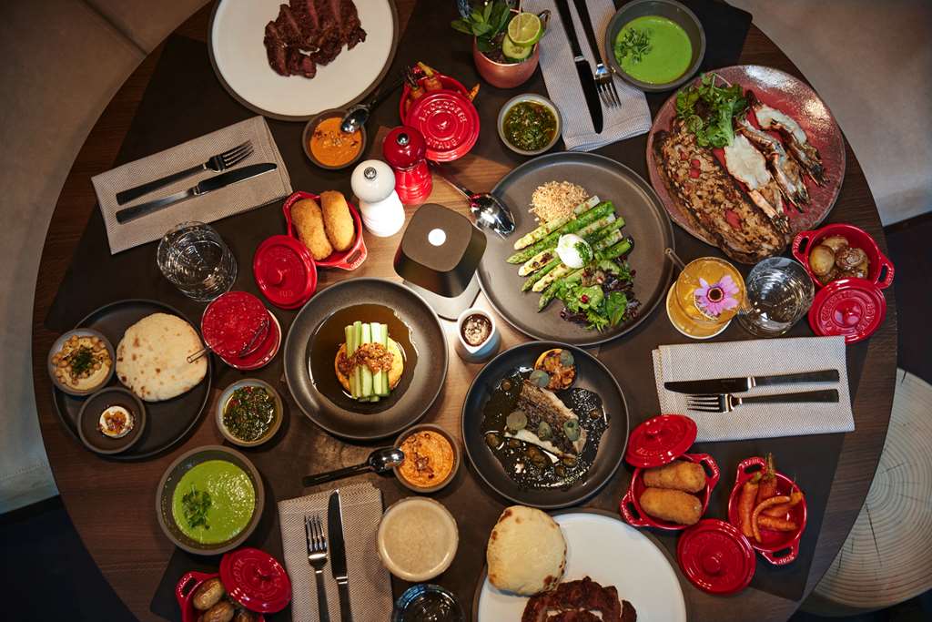 Steigenberger Hotel Hamburg - Restaurant Stadthaus Food Table