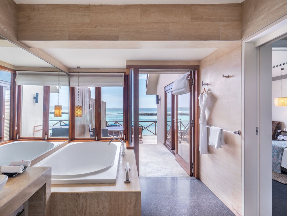 Deep soaking bathtub