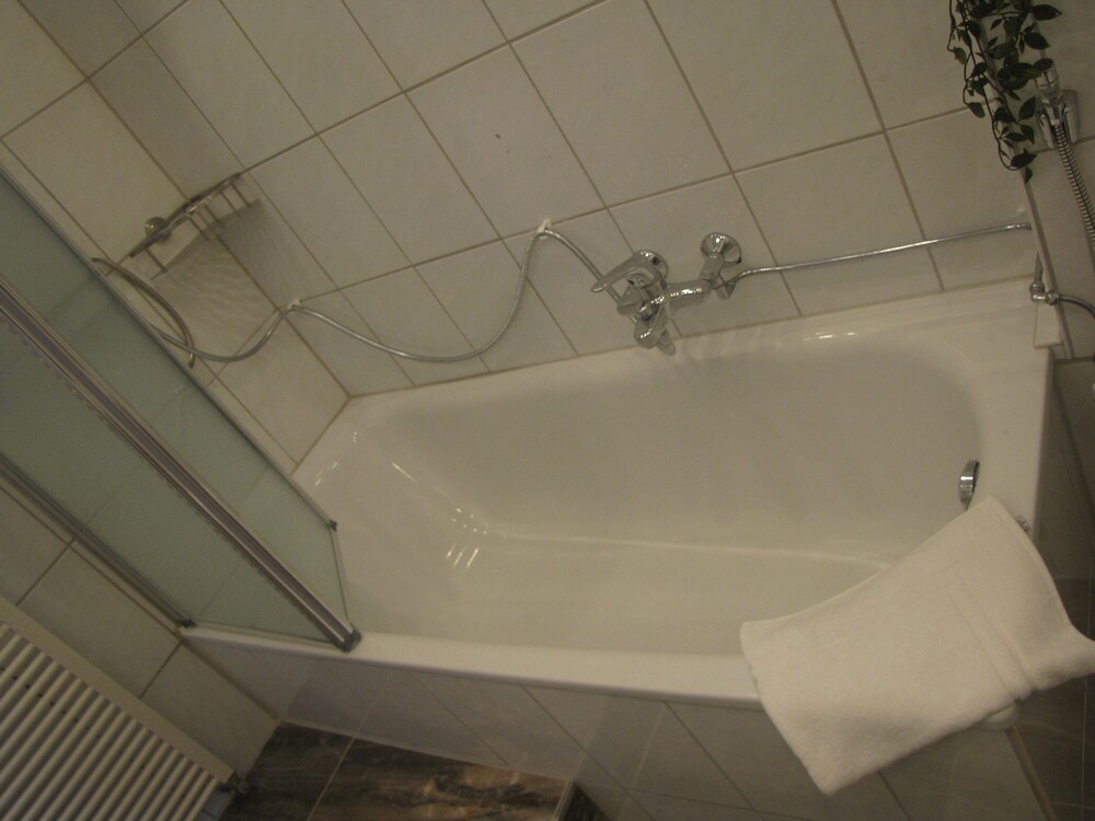 Deep Soaking Bathtub