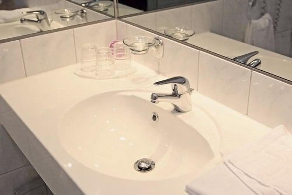 Bathroom sink