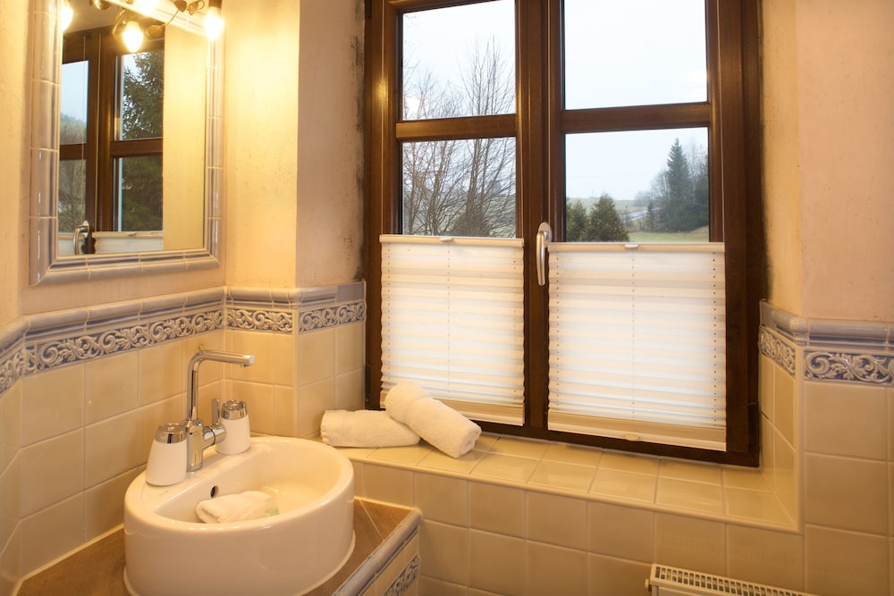 Bathroom sink