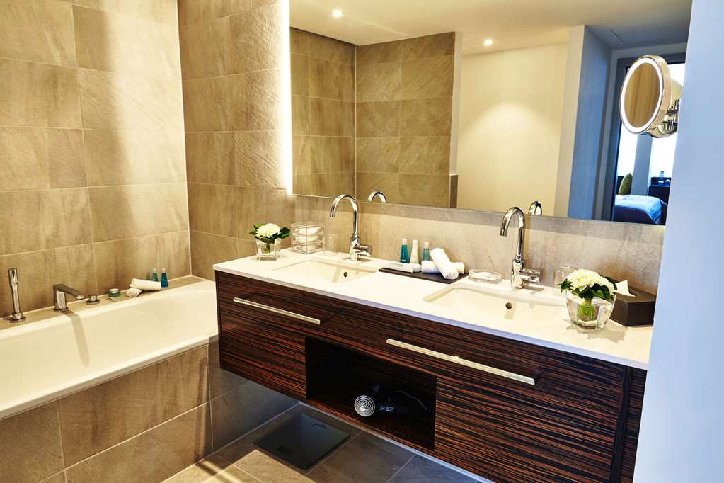 Steigenberger Hotel Koeln, Cologne, Germany - Suite bathroom