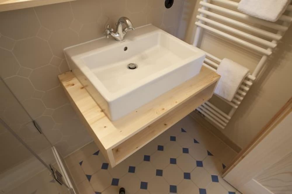 Bathroom sink