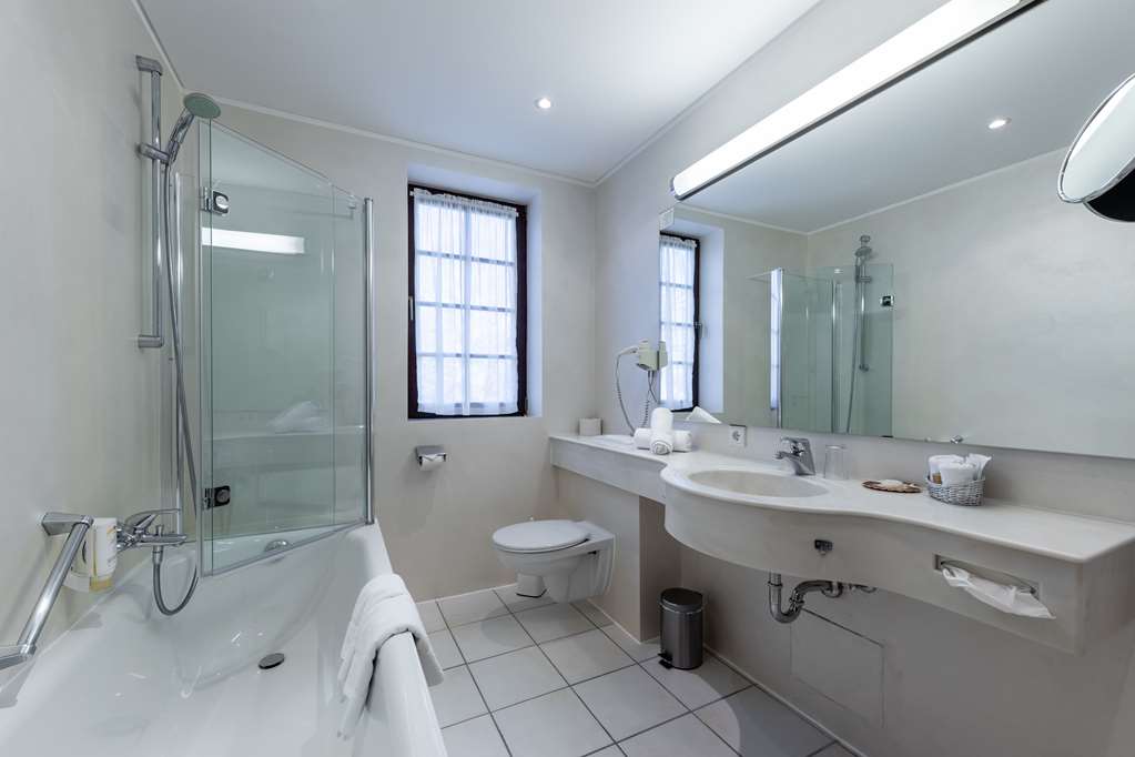 Bathroom double room_TOP Hotel Jagdschloss Niederwald Ruedesheim