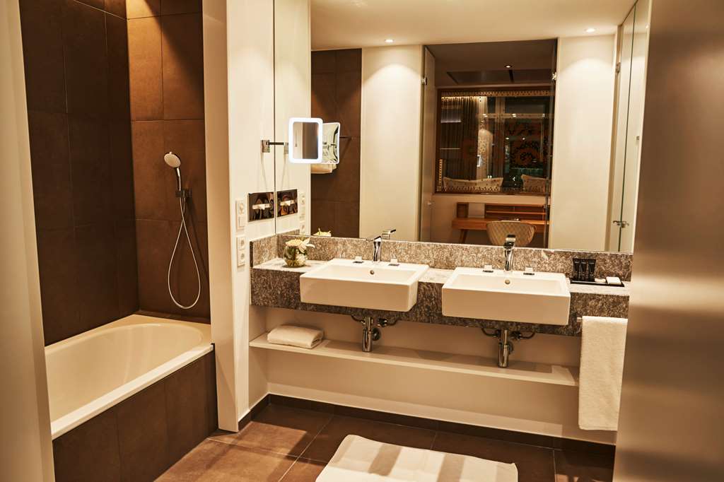 Steigenberger Hotel Muenchen/Munich, Germany - Junior Suite, Bathroom
