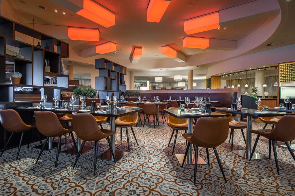 Circle Bar & Restaurant