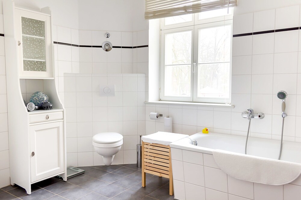 Deep Soaking Bathtub