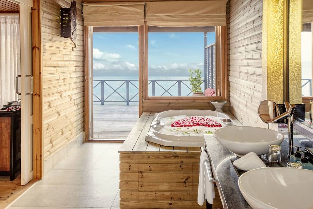 Deep soaking bathtub