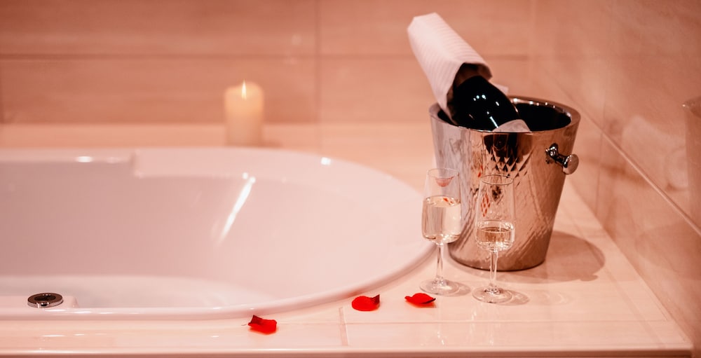 Deep soaking bathtub