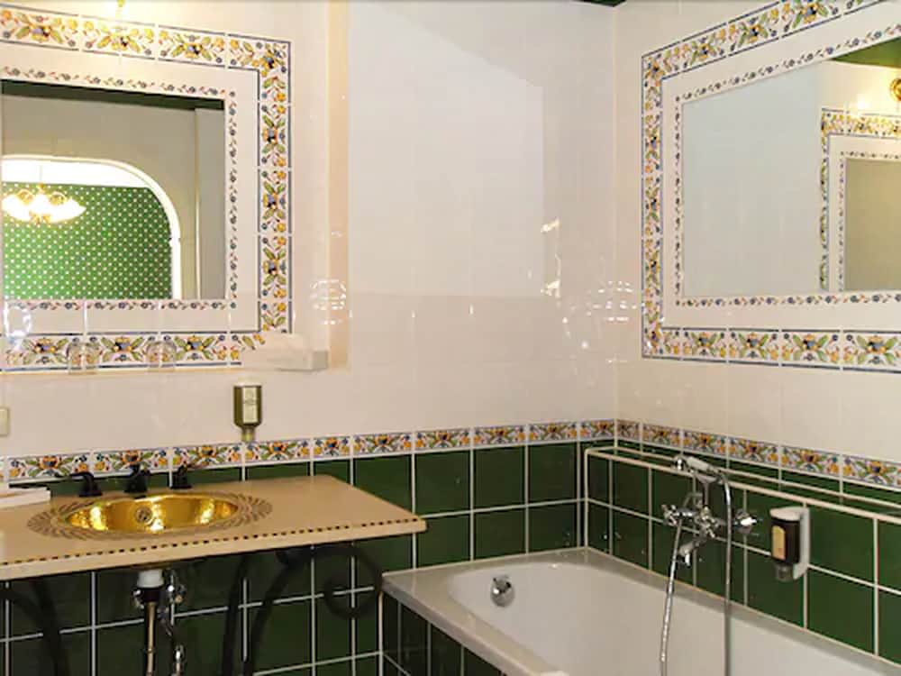 Deep soaking bathtub