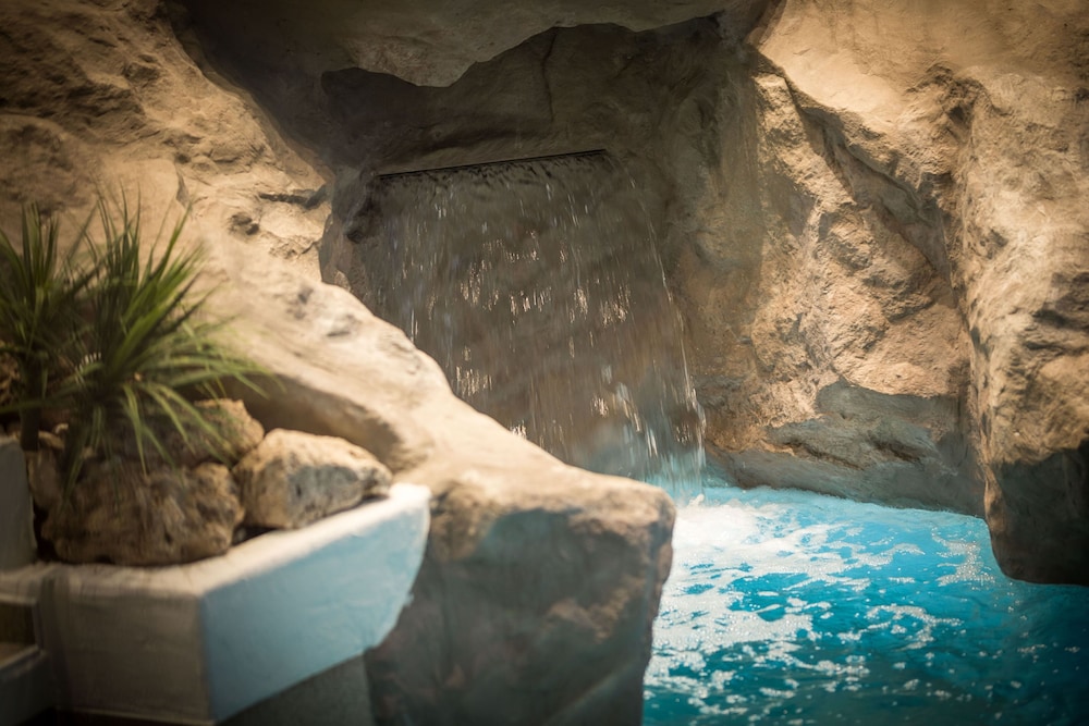 Pool waterfall