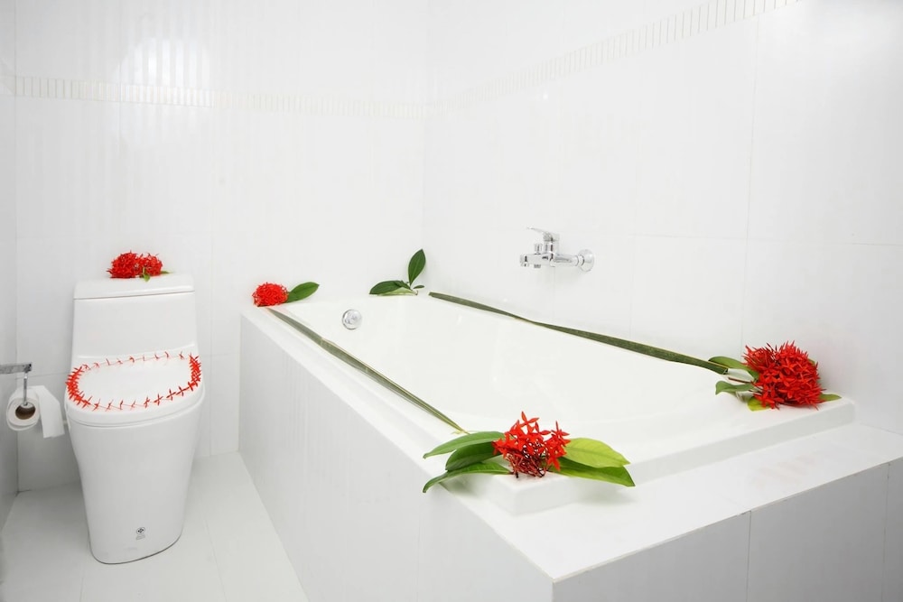 Deep soaking bathtub