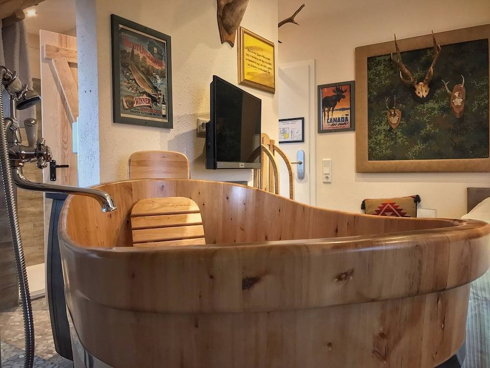 Deep soaking bathtub