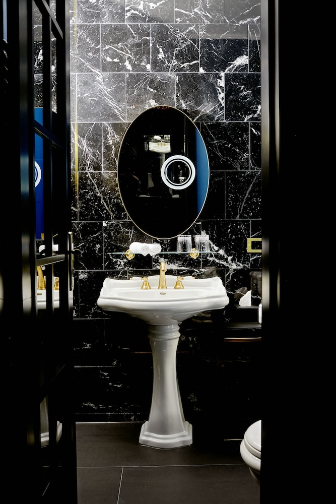 Bathroom sink