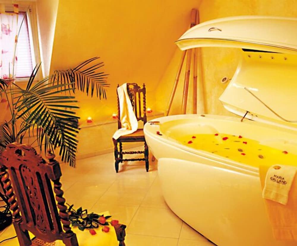Indoor spa tub