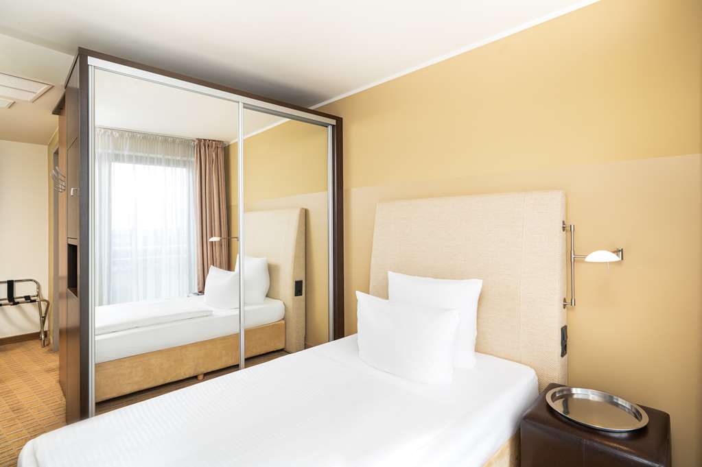 the rilano hotel hamburg standard einzelzimmer schrank